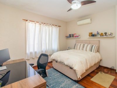 Casa à venda com 351m², 4 quartos, 3 suítes, 3 vagas no bairro Santo Antônio em Porto Alegre - Foto 42