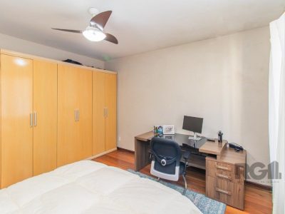 Casa à venda com 351m², 4 quartos, 3 suítes, 3 vagas no bairro Santo Antônio em Porto Alegre - Foto 43