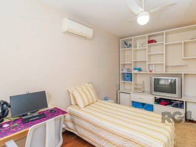 Casa à venda com 351m², 4 quartos, 3 suítes, 3 vagas no bairro Santo Antônio em Porto Alegre - Foto 47