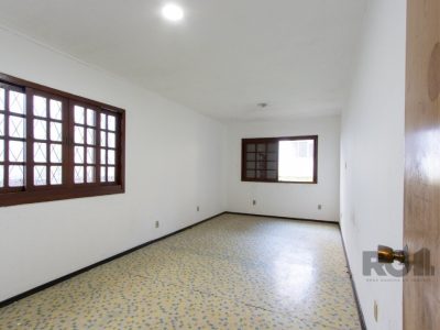 Casa à venda com 250m², 3 quartos, 1 suíte, 7 vagas no bairro Tristeza em Porto Alegre - Foto 16