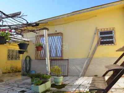 Casa à venda com 92m², 5 quartos, 1 suíte, 4 vagas no bairro Partenon em Porto Alegre - Foto 4