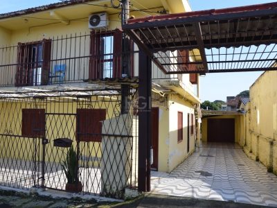 Casa à venda com 92m², 5 quartos, 1 suíte, 4 vagas no bairro Partenon em Porto Alegre - Foto 3