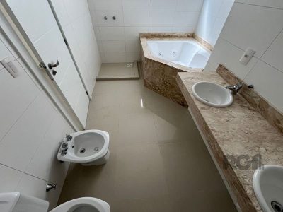 Apartamento à venda com 300m², 6 quartos, 5 suítes, 4 vagas no bairro Centro em Capão da Canoa - Foto 7