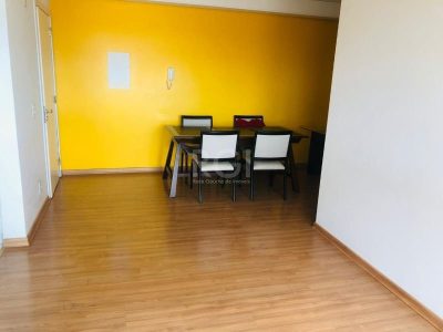 Apartamento à venda com 72m², 3 quartos, 1 suíte, 2 vagas no bairro São João em Porto Alegre - Foto 4