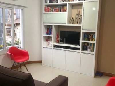 Casa à venda com 139m², 3 quartos, 1 suíte, 3 vagas no bairro Tristeza em Porto Alegre - Foto 2