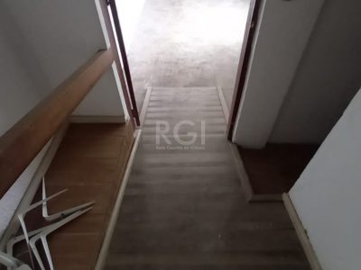 Sobrado à venda com 110m², 4 quartos, 1 suíte, 2 vagas no bairro Floresta em Porto Alegre - Foto 25