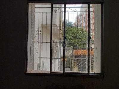 Sobrado à venda com 110m², 4 quartos, 1 suíte, 2 vagas no bairro Floresta em Porto Alegre - Foto 26