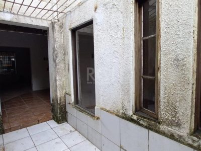 Sobrado à venda com 110m², 4 quartos, 1 suíte, 2 vagas no bairro Floresta em Porto Alegre - Foto 36