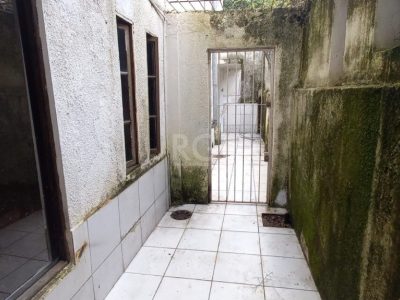 Sobrado à venda com 110m², 4 quartos, 1 suíte, 2 vagas no bairro Floresta em Porto Alegre - Foto 38