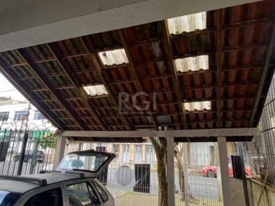 Sobrado à venda com 110m², 4 quartos, 1 suíte, 2 vagas no bairro Floresta em Porto Alegre - Foto 47