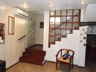 Casa à venda com 250m², 3 quartos, 3 suítes, 7 vagas no bairro Medianeira em Porto Alegre - Foto 24