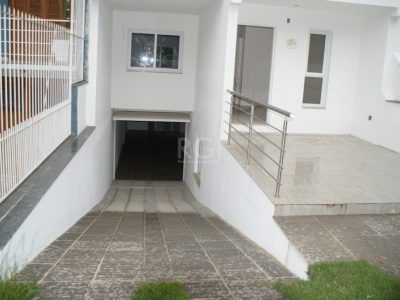 Casa à venda com 268m², 3 quartos, 1 suíte, 4 vagas no bairro Ipanema em Porto Alegre - Foto 2