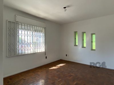 Casa à venda com 360m², 5 quartos, 1 suíte, 4 vagas no bairro Vila Ipiranga em Porto Alegre - Foto 12