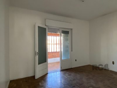 Casa à venda com 360m², 5 quartos, 1 suíte, 4 vagas no bairro Vila Ipiranga em Porto Alegre - Foto 23