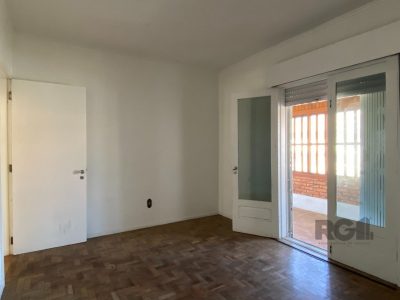 Casa à venda com 360m², 5 quartos, 1 suíte, 4 vagas no bairro Vila Ipiranga em Porto Alegre - Foto 24