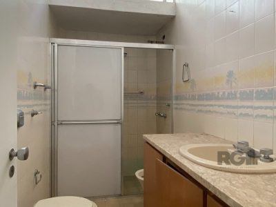 Casa à venda com 360m², 5 quartos, 1 suíte, 4 vagas no bairro Vila Ipiranga em Porto Alegre - Foto 30