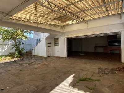 Casa à venda com 360m², 5 quartos, 1 suíte, 4 vagas no bairro Vila Ipiranga em Porto Alegre - Foto 32