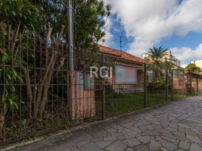 Casa à venda com 400m², 4 quartos, 1 suíte, 3 vagas no bairro Partenon em Porto Alegre - Foto 2