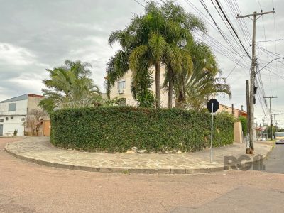 Casa à venda com 325m², 3 quartos, 1 suíte, 5 vagas no bairro Santa Tereza em Porto Alegre - Foto 32