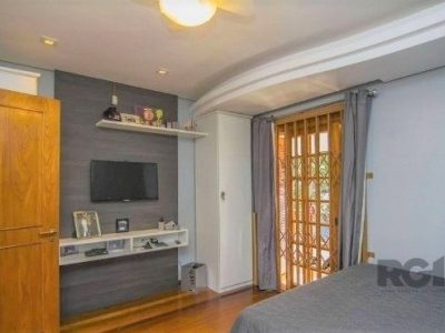 Casa à venda com 412m², 4 quartos, 2 suítes, 3 vagas no bairro Medianeira em Porto Alegre - Foto 23