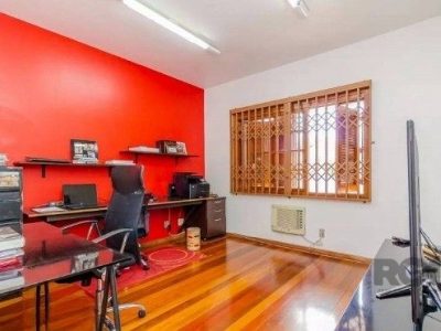 Casa à venda com 412m², 4 quartos, 2 suítes, 3 vagas no bairro Medianeira em Porto Alegre - Foto 18