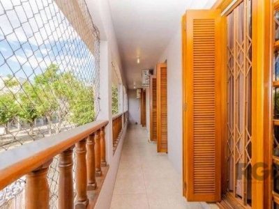 Casa à venda com 412m², 4 quartos, 2 suítes, 3 vagas no bairro Medianeira em Porto Alegre - Foto 24