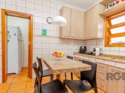 Casa à venda com 412m², 4 quartos, 2 suítes, 3 vagas no bairro Medianeira em Porto Alegre - Foto 15