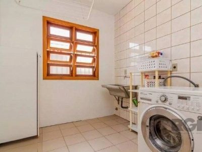 Casa à venda com 412m², 4 quartos, 2 suítes, 3 vagas no bairro Medianeira em Porto Alegre - Foto 16