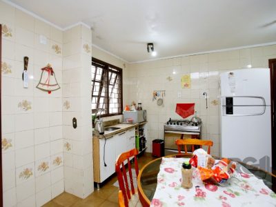 Casa à venda com 230m², 3 quartos, 1 suíte, 2 vagas no bairro Petrópolis em Porto Alegre - Foto 10