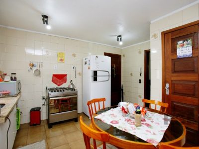 Casa à venda com 230m², 3 quartos, 1 suíte, 2 vagas no bairro Petrópolis em Porto Alegre - Foto 25