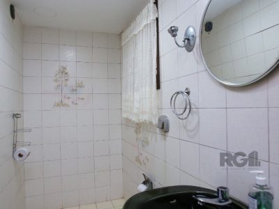 Casa à venda com 230m², 3 quartos, 1 suíte, 2 vagas no bairro Petrópolis em Porto Alegre - Foto 24