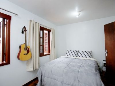 Casa à venda com 230m², 3 quartos, 1 suíte, 2 vagas no bairro Petrópolis em Porto Alegre - Foto 15