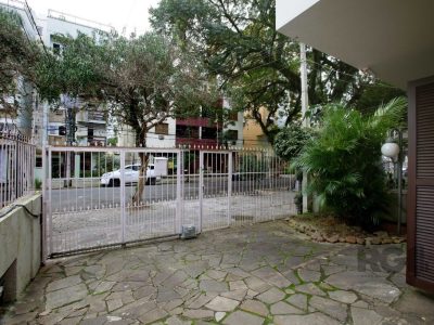 Casa à venda com 230m², 3 quartos, 1 suíte, 2 vagas no bairro Petrópolis em Porto Alegre - Foto 32