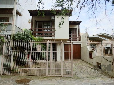 Casa à venda com 230m², 3 quartos, 1 suíte, 2 vagas no bairro Petrópolis em Porto Alegre - Foto 35