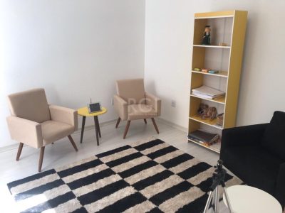 Casa à venda com 159m², 3 quartos, 1 suíte, 2 vagas no bairro Jardim Planalto em Porto Alegre - Foto 2