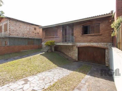 Casa à venda com 250m², 3 quartos, 1 suíte, 3 vagas no bairro Medianeira em Porto Alegre - Foto 2