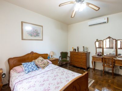 Casa à venda com 250m², 3 quartos, 1 suíte, 3 vagas no bairro Medianeira em Porto Alegre - Foto 30