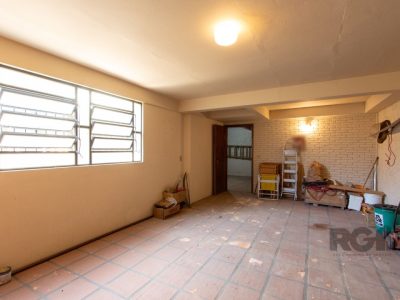 Casa à venda com 250m², 3 quartos, 1 suíte, 3 vagas no bairro Medianeira em Porto Alegre - Foto 38