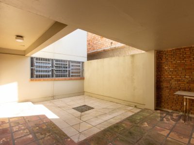 Casa à venda com 250m², 3 quartos, 1 suíte, 3 vagas no bairro Medianeira em Porto Alegre - Foto 40