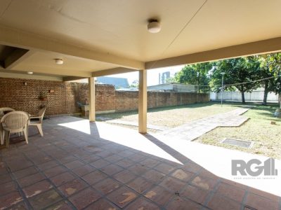 Casa à venda com 250m², 3 quartos, 1 suíte, 3 vagas no bairro Medianeira em Porto Alegre - Foto 44