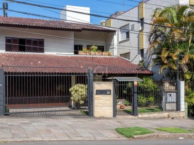 Casa à venda com 352m², 4 quartos, 2 suítes, 4 vagas no bairro Petrópolis em Porto Alegre - Foto 2