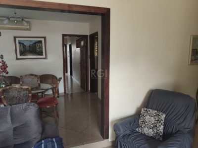 Casa à venda com 195m², 3 quartos, 1 suíte, 3 vagas no bairro Ipanema em Porto Alegre - Foto 6