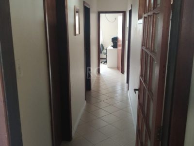 Casa à venda com 195m², 3 quartos, 1 suíte, 3 vagas no bairro Ipanema em Porto Alegre - Foto 12