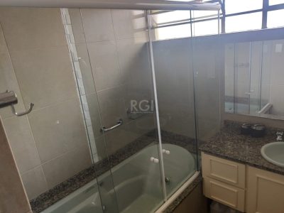 Casa à venda com 195m², 3 quartos, 1 suíte, 3 vagas no bairro Ipanema em Porto Alegre - Foto 11