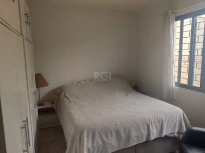 Casa à venda com 195m², 3 quartos, 1 suíte, 3 vagas no bairro Ipanema em Porto Alegre - Foto 14