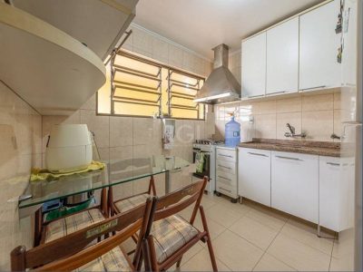 Casa à venda com 195m², 3 quartos, 1 suíte, 3 vagas no bairro Ipanema em Porto Alegre - Foto 16