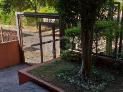 Casa à venda com 220m², 4 quartos, 1 suíte, 2 vagas no bairro Tristeza em Porto Alegre - Foto 2