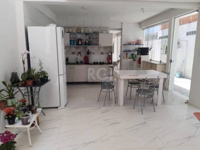 Casa à venda com 117m², 3 quartos, 1 suíte, 3 vagas no bairro Azenha em Porto Alegre - Foto 3