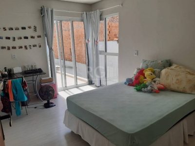 Casa à venda com 117m², 3 quartos, 1 suíte, 3 vagas no bairro Azenha em Porto Alegre - Foto 9