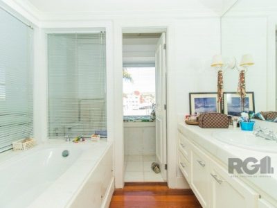 Casa à venda com 395m², 3 quartos, 3 suítes, 3 vagas no bairro Três Figueiras em Porto Alegre - Foto 74